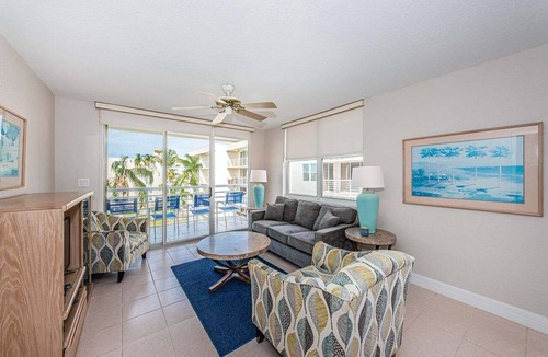 St. Petersburg Condo | Waterfront 2BR condo in St. Petersburg with pool, hot tub, and balcony views.