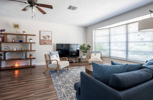 Redevelopment Area House | 🌊Waterfront Bungalow - 1.5 Miles to Downtown!- Last minute discounts!