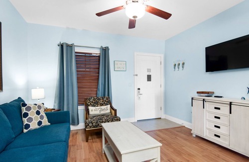 Sunnyside Apartment | Waterfront condo w/ a shared pool, hot tub, & tennis courts - walk to the beach
