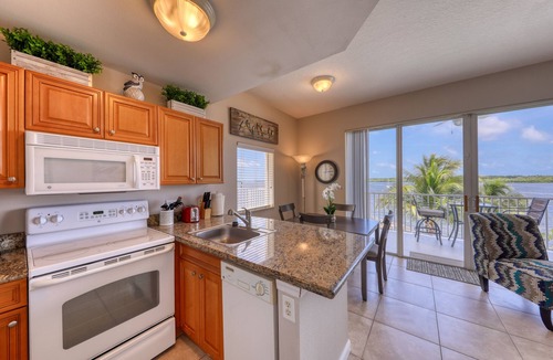 St. Petersburg Condo | Waterfront Condo w/Pool & Hot Tub! Mins to Beach!