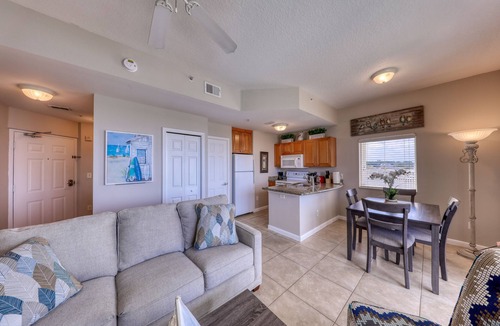 St. Petersburg Condo | Waterfront Condo w/Pool & Hot Tub! Mins to Beach!