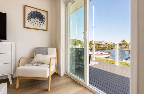 Apollo Beach House | Waterfront-Family & Pet Friendly for 6