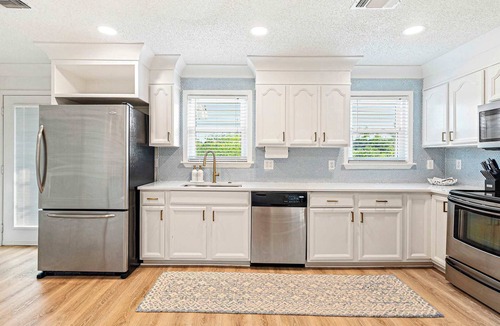 Shoreline Park House | Waterfront|FirePit|GolfCart|Mins to Casino & Beach