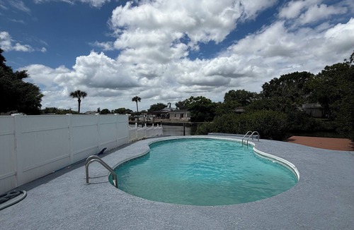 Bay Crest Park House | Waterfront Getaway - Prime Location - Big Backyard