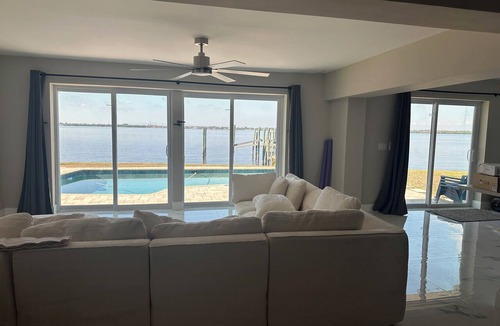 Fort Myers House | Waterfront getaway, relaxation done right here
