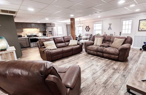 Cullman House | Waterfront Lakehome minutes to I-65 PRIVATE BOAT LAUNCH! ZERO steps to the water