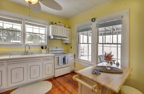 Ochlockonee Bay Cottage | Waterfront Ochlockonee Bay Cottage w/Views!