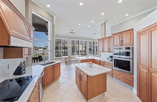 Connors House | 🌴 Waterfront Retreat | Breathtaking Canal Views Pool & Spa