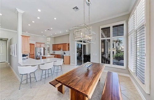 Connors House | 🌴 Waterfront Retreat | Breathtaking Canal Views Pool & Spa