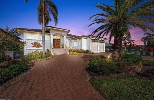 Connors House | 🌴 Waterfront Retreat | Breathtaking Canal Views Pool & Spa