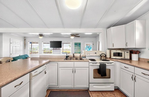Salem House | Waterfront Scallop & Fish Spot! Private Dock 2 boats + Ice Machine—Pet Friendly