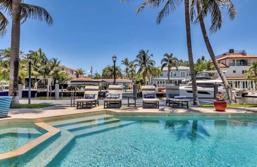 Central Beach House | Waterfront Vacation Villa