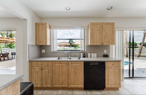 Pembroke Pines Villa | Waterfront Villa | Beach, Game Room, Cinema & Spa