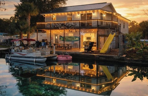 Weeki Wachee Gardens Cottage | Waterfront Weeki Wachee Home w/Dock & Game Room!