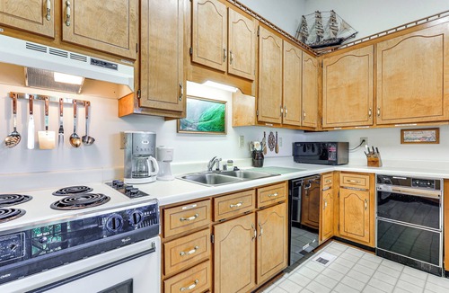 Athens House | Waterfront Wheeler Lake Home w/Furnished Deck
