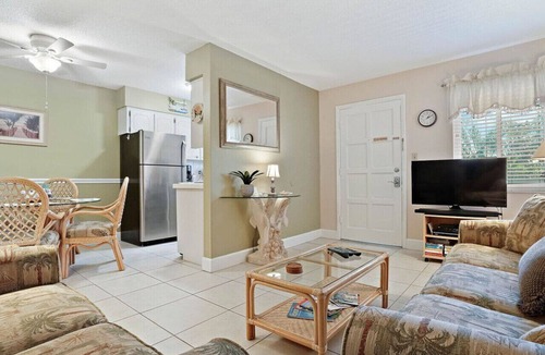 St. Pete Beach Condo | Waves 16: Chic 1BR Condo Steps from St. Pete Beach with Pool Access