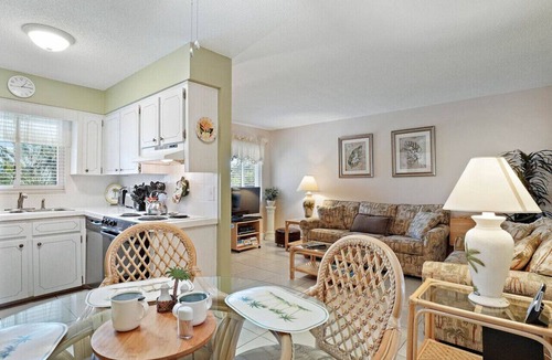 St. Pete Beach Condo | Waves 16: Chic 1BR Condo Steps from St. Pete Beach with Pool Access