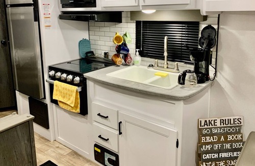 Centre House | Weiss Lake Hideout. Enjoy our cozy camper on the lake