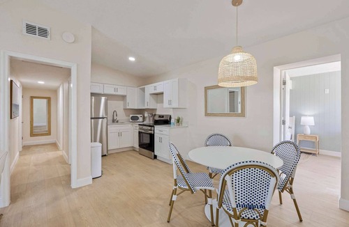 Parsuns To Cocoa Beach Apartment | Welcome to The Drift – Your Laid-Back Beach Escape in Cocoa Beach! 2/2