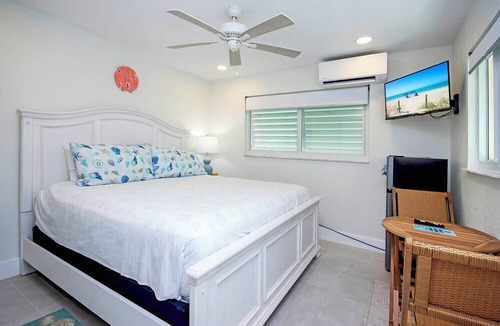 Tradewinds Condo | West End Paradise Sanddollar 7 - Quaint Hotel Style Room near the Beach