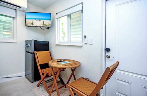 Tradewinds Condo | West End Paradise Sanddollar 7 - Quaint Hotel Style Room near the Beach