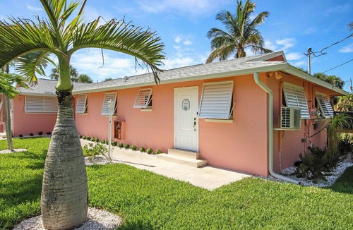Tradewinds Condo | West End Paradise Sanddollar 7 - Quaint Hotel Style Room near the Beach
