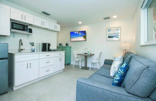 Tradewinds Condo | West End Paradise Unit Coral 4 - One bedroom efficiency suite