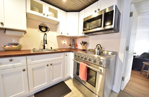 New Port Richey Cottage | West Riverside Downtown Bungalow