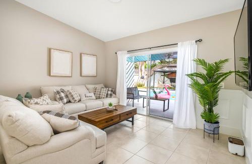 East Naples House | When in Naples! Heated Pool, Villa-Attached to one more Villa, 3miles to the beach
