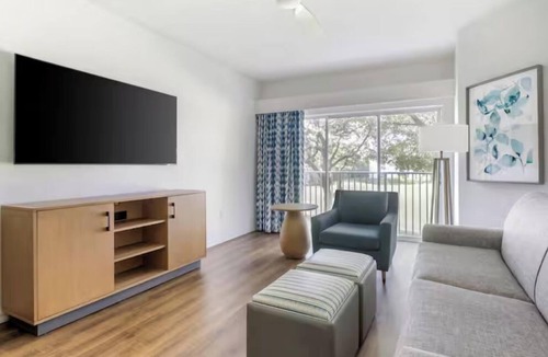 West Kissimmee Hotel | Where Great Getaways Come Naturally! 3 Units with Kitchen, Outdoor Pool