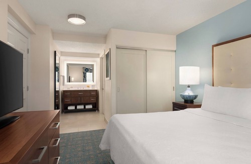 Villas Hotel | Wonderful Vacation Stay! FREE Breakfast and Parking, Near Eagle Ridge Golf Club!