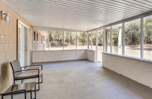 Interlachen Apartment | Wooded Couple's Retreat w/Lanai in Interlachen
