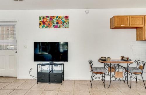 Interlachen Apartment | Wooded Couple's Retreat w/Lanai in Interlachen