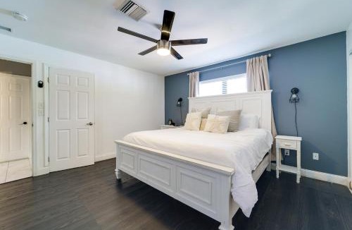 North Port House | Work & Unwind in North Port Fenced Yard Cozy Lounge