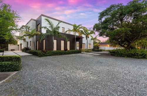 Ludlam House | World Cup is here Bring your entire family 10-bedroom Home