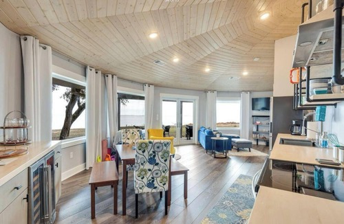 Ocean Springs House | Wynsum Pelican Gulf Front 2 BR 2 BA Pool House only 11 miles from Ocean Springs!