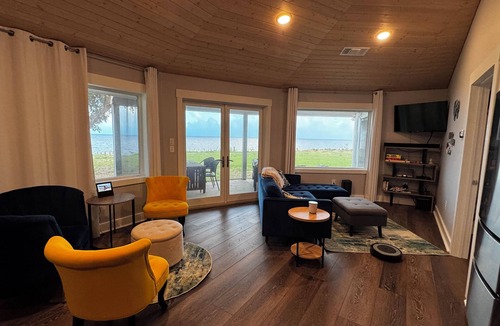 Ocean Springs House | Wynsum Pelican Gulf Front 2 BR 2 BA Pool House only 11 miles from Ocean Springs!