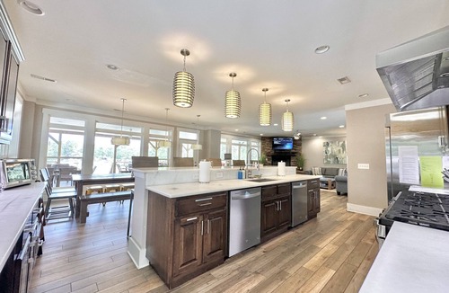 Cedar Bluff House | “Your Big Lake House” - Large Lakefront Home w Private Pool & Hot Tub-Sleeps 40!