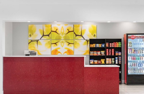 Florida Center Hotel | Your Orlando Escape Near Universal & International Drive l Pool & Playground