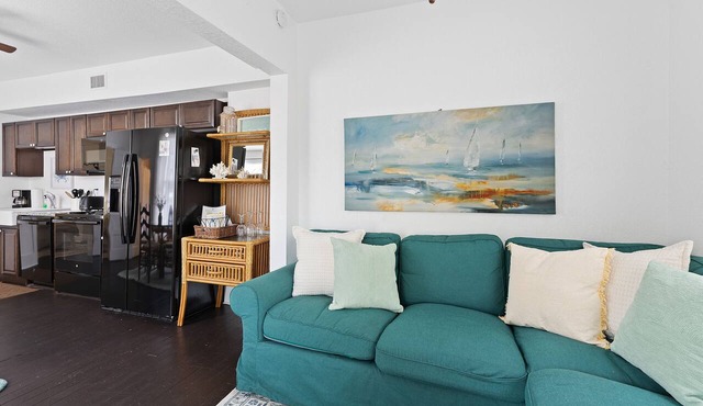 1/1 1st floor apartment in the heart of downtown, historic New Smyrna Beach.