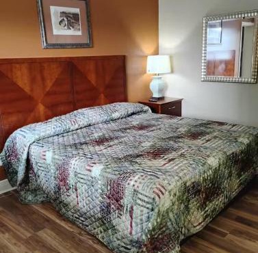 1 King Bed 1 Bath Apt with Full Kitchen 103