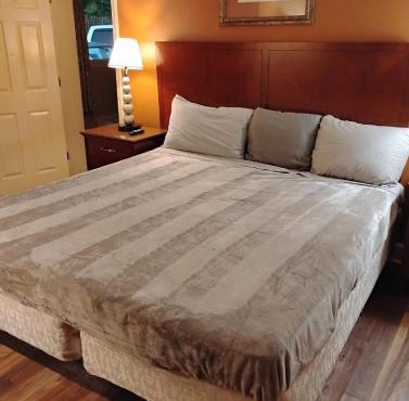 1 King Bedroom 1 Bath Apt with Full Kitchen 129