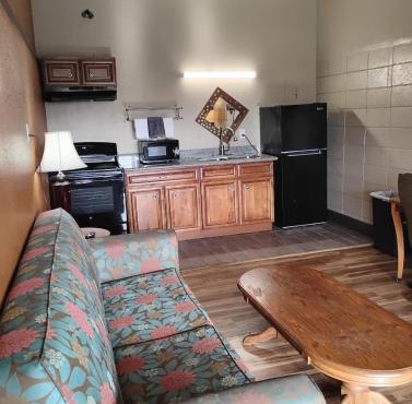 1 King BR1 Bath Apt with Full Kitchen 124