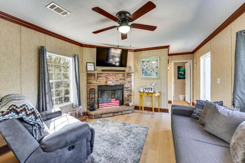 < 1 Mi From Suwannee River, Hideaway w/Lanai