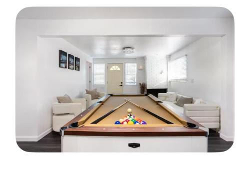10 mins from Madeira Beach, Game Room with Pool Table, sleeps 8!