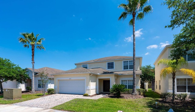 10 mins to parks in Orlando,Kissimmee, with gated community and pool