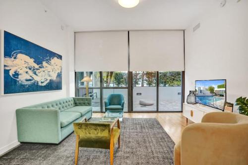 17WEST Spacious 3BR Apartment with Balcony 515