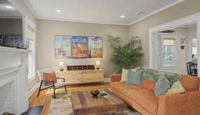 1908 Myrtle · Stylish bungalow 5 Min drive to Downtown