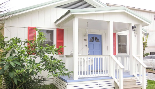 1BR/1BA just steps from Government St in Downtown! Fenced-in yard & grill!