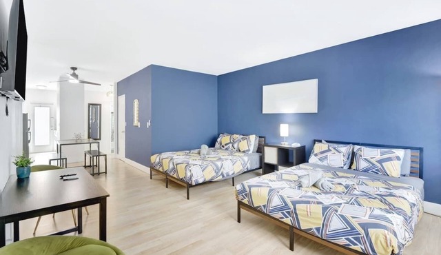 1BR Miami Beach Apt with King plus 2 Queens & Parking